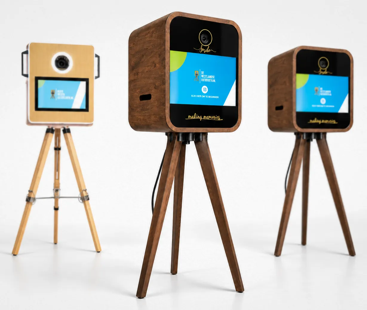 Drie fotobooths van De Westlandse Fotobooth op houten statieven, in verschillende houtsoorten