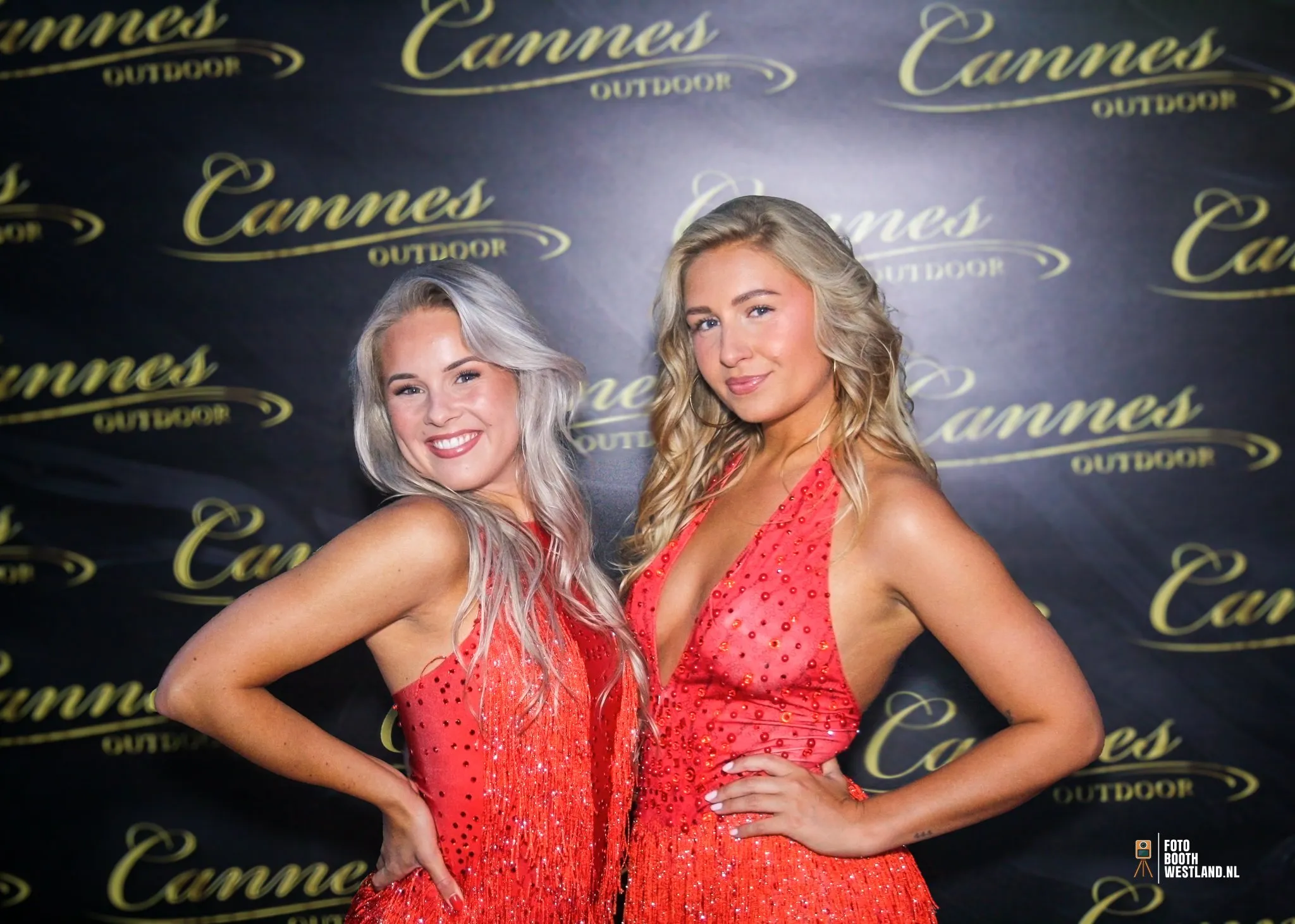 Twee bezoekers poseren voor de gebrande achtergrond van Cannes Outdoor