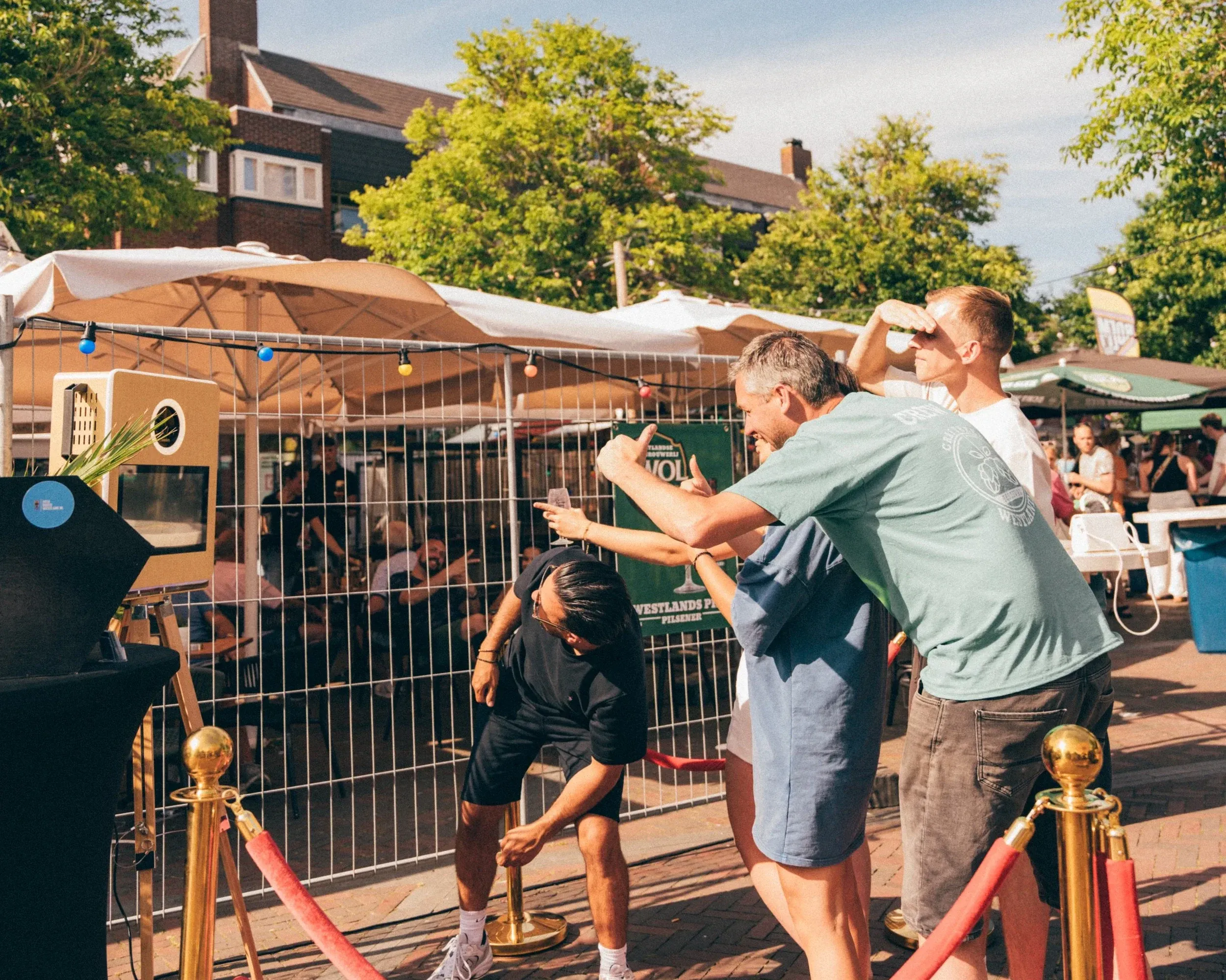 Bezoekers poseren op de rode loper voor de fotobooth op het festivalplein